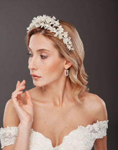 Mit Blumendetails Brautkrone – elegant und romantisch Haaraccessoire