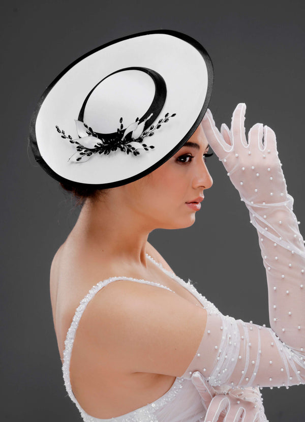 Vintage im französischen Stil breitkrempiger Hut – elegant Blumen und mit Perlendetails Sonderdesign