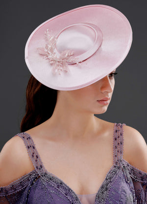 Vintage im französischen Stil breitkrempiger Hut – elegant Blumen und mit Perlendetails Sonderdesign