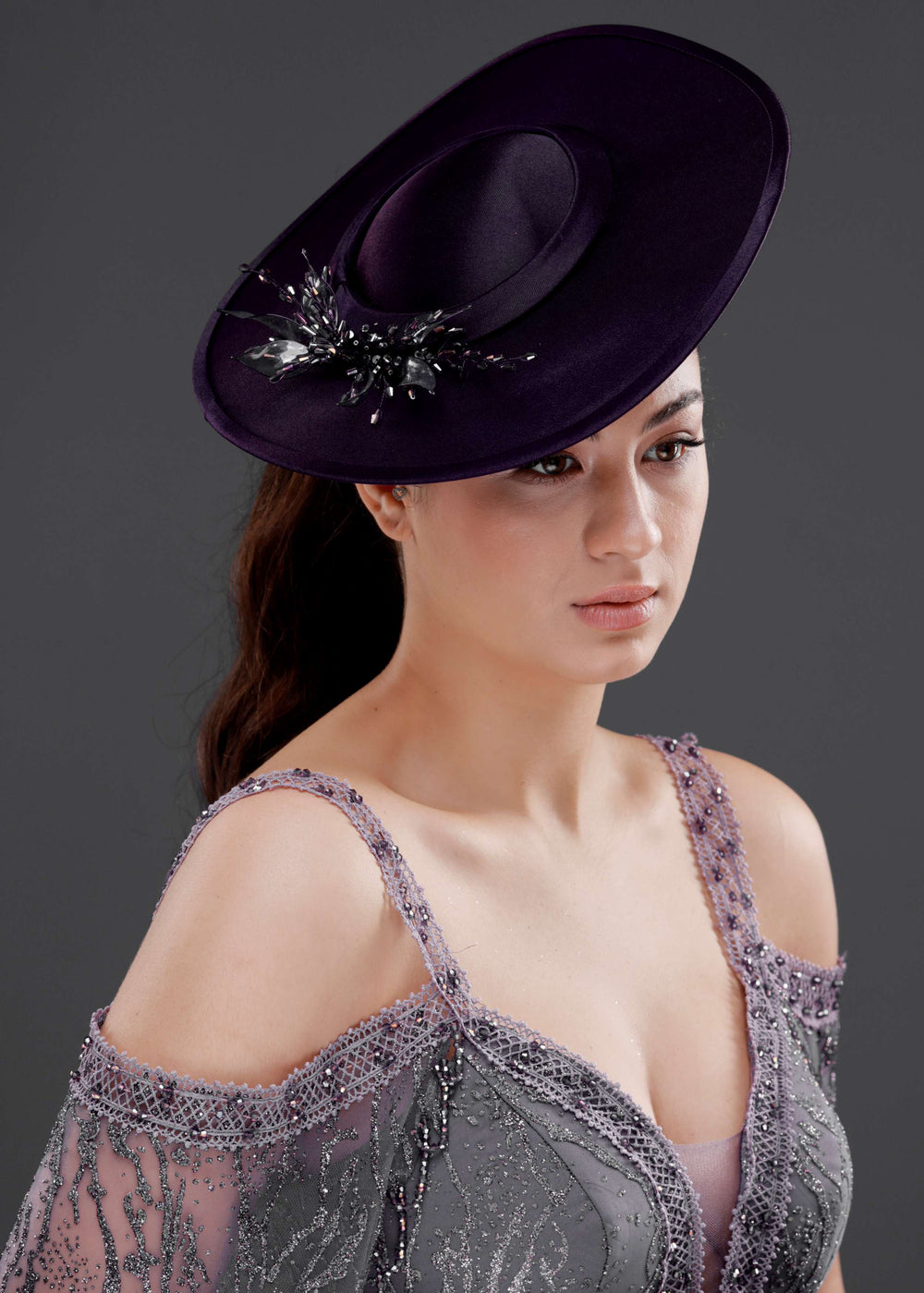 Vintage im französischen Stil breitkrempiger Hut – elegant Blumen und mit Perlendetails Sonderdesign
