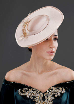 Vintage im französischen Stil breitkrempiger Hut – elegant Blumen und mit Perlendetails Sonderdesign