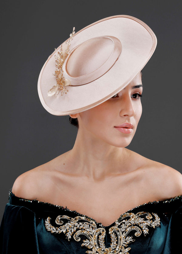 Vintage im französischen Stil breitkrempiger Hut – elegant Blumen und mit Perlendetails Sonderdesign