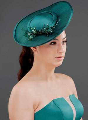 Vintage im französischen Stil breitkrempiger Hut – elegant Blumen und mit Perlendetails Sonderdesign