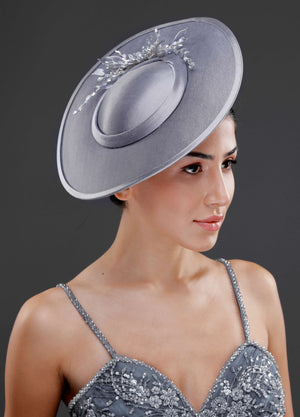 Vintage im französischen Stil breitkrempiger Hut – elegant Blumen und mit Perlendetails Sonderdesign