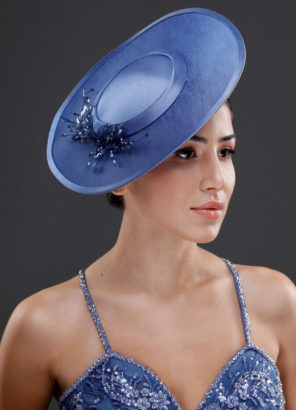 Vintage im französischen Stil breitkrempiger Hut – elegant Blumen und mit Perlendetails Sonderdesign