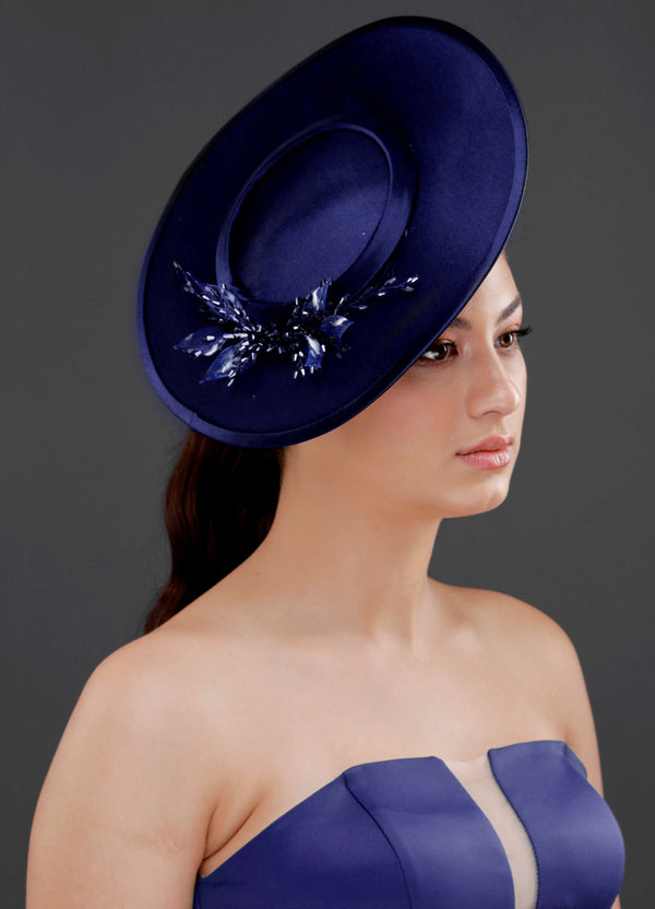 Vintage im französischen Stil breitkrempiger Hut – elegant Blumen und mit Perlendetails Sonderdesign