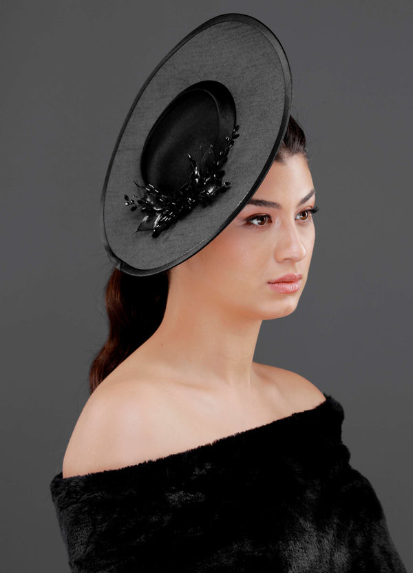 Vintage im französischen Stil breitkrempiger Hut – elegant Blumen und mit Perlendetails Sonderdesign