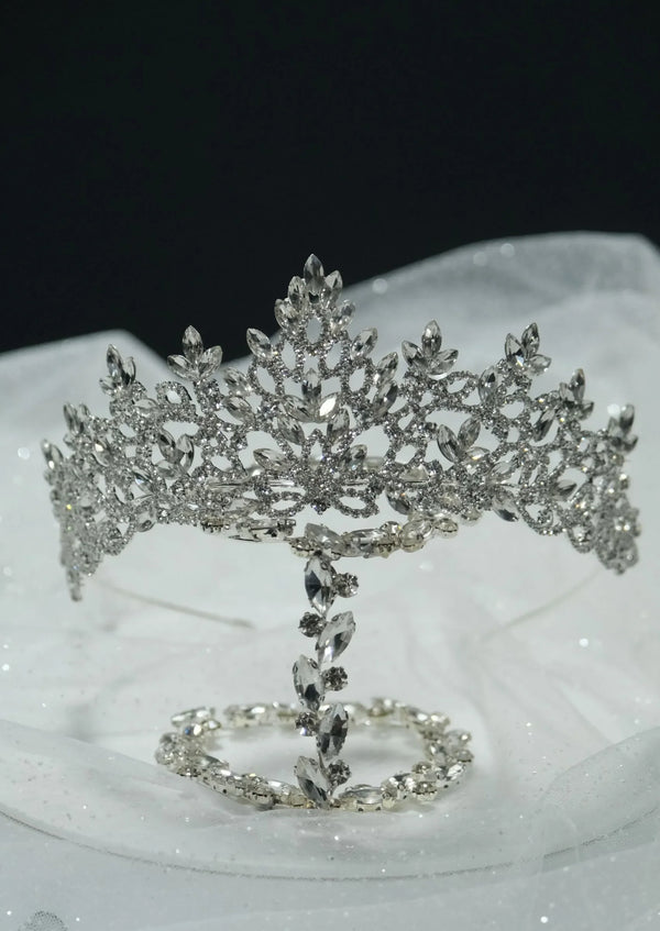 Mit Blattmotiv elegante Prinzessinnenkrone – auffällig und funkelnd Accessoire für besondere Anlässe