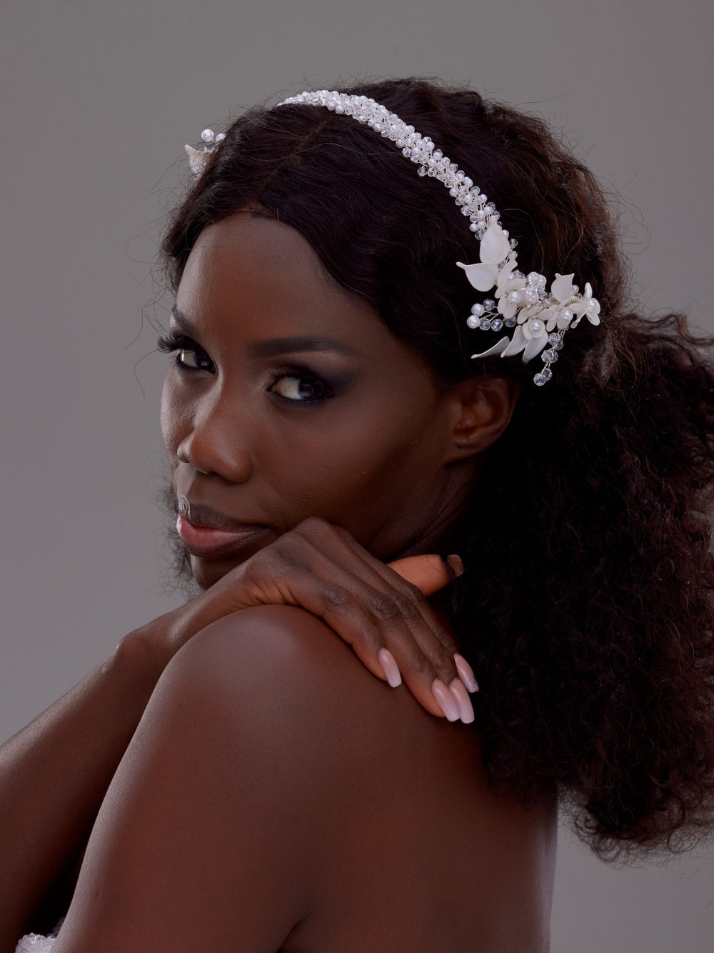 Braut mit Blumen und Kristalli handgefertigt Draht Hochzeits-Haaraccessoire, elegant Haar Schmuck