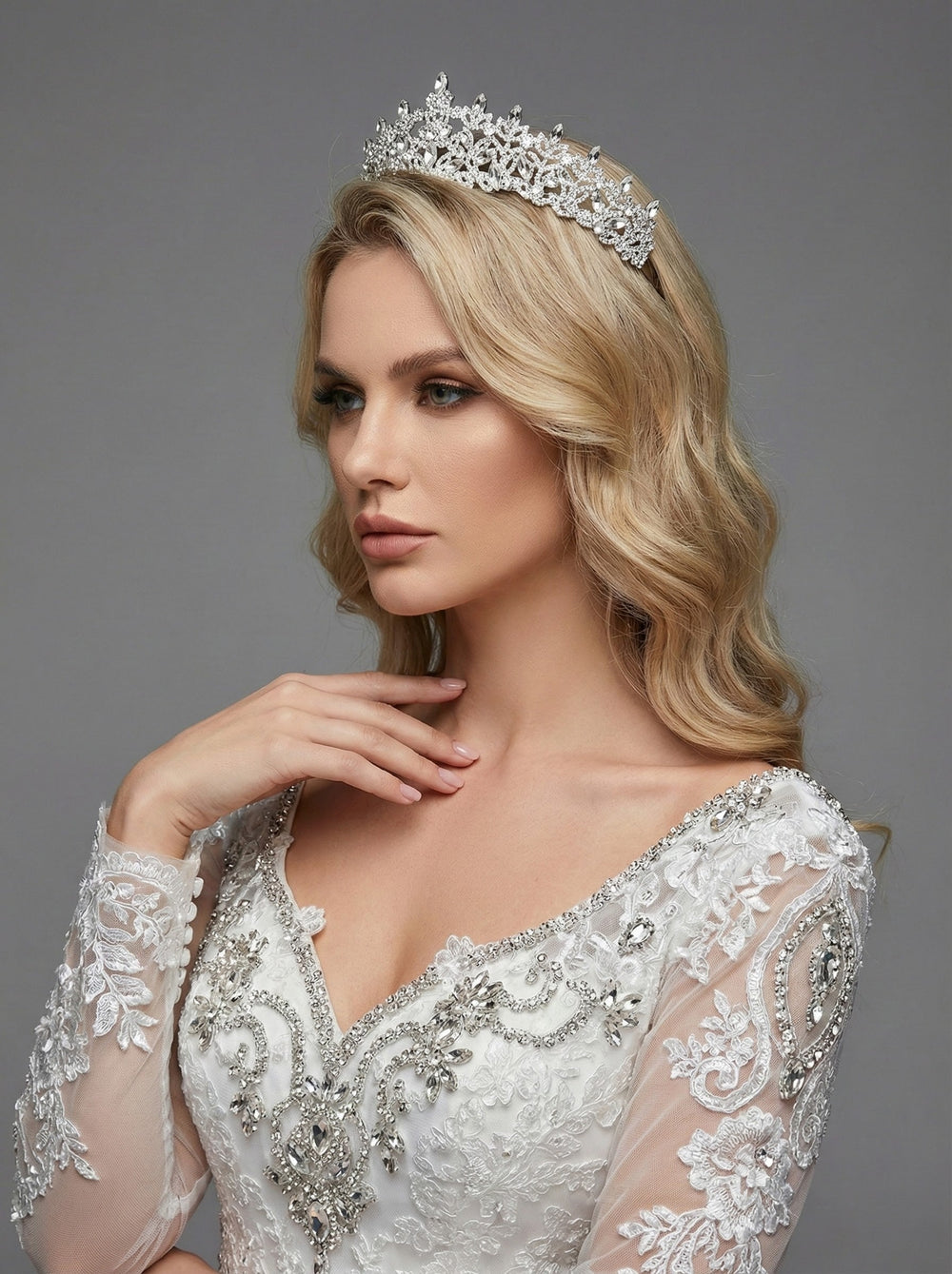Elegant mit Steinbesatz Brautkrone – klassisch und schick Bräute für