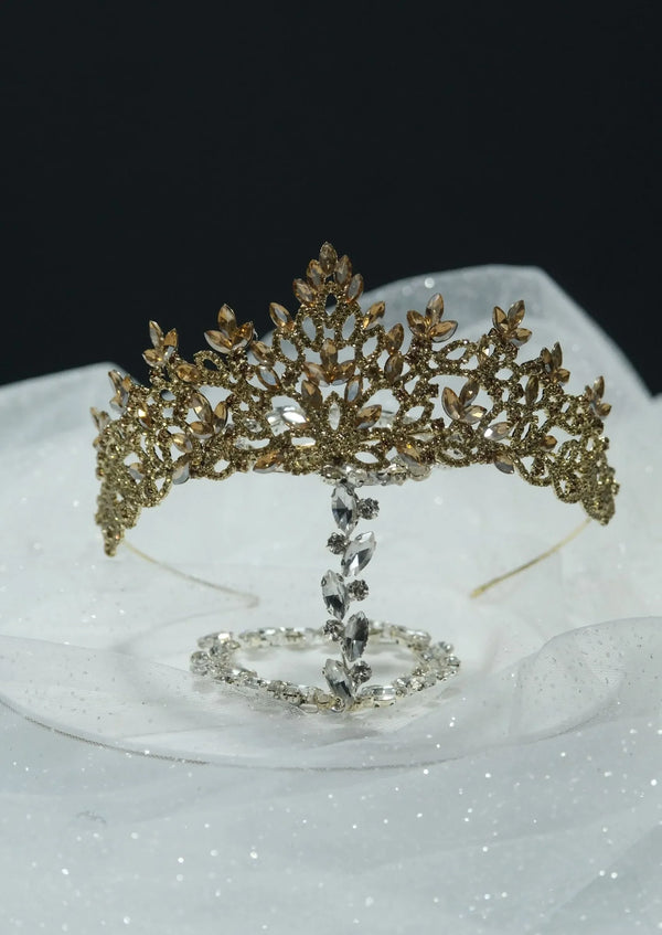 Mit Blattmotiv elegante Prinzessinnenkrone – auffällig und funkelnd Accessoire für besondere Anlässe