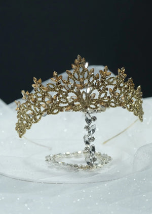 Mit Blattmotiv elegante Prinzessinnenkrone – auffällig und funkelnd Accessoire für besondere Anlässe