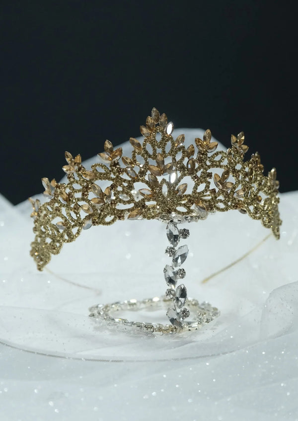 Mit Blattmotiv elegante Prinzessinnenkrone – auffällig und funkelnd Accessoire für besondere Anlässe