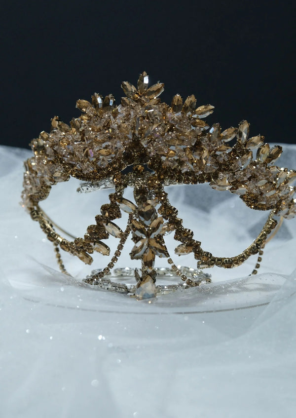 Kristall-Brautkrone – auffällige Henna- und Verlobungskrone mit farbigen Steinen und Kettendetail