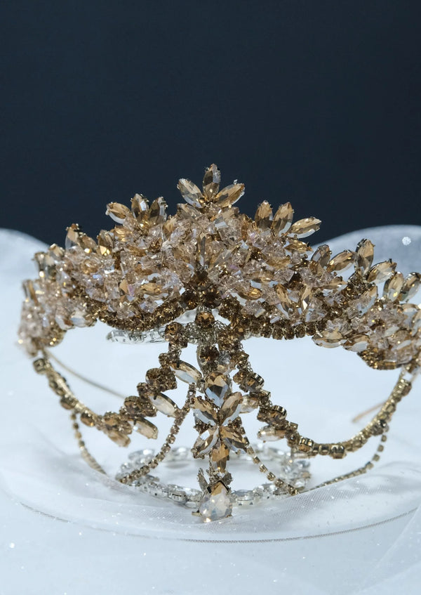 Kristall-Brautkrone – auffällige Henna- und Verlobungskrone mit farbigen Steinen und Kettendetail