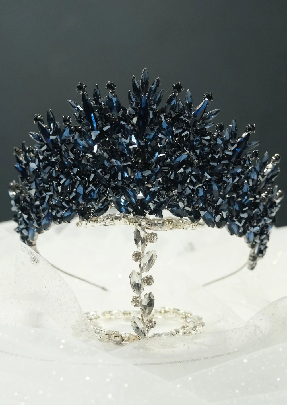 Farbige Kristall-Brautkrone – Smaragdgrün, Bordeaux und Marineblau – auffällige Krone mit Steinen