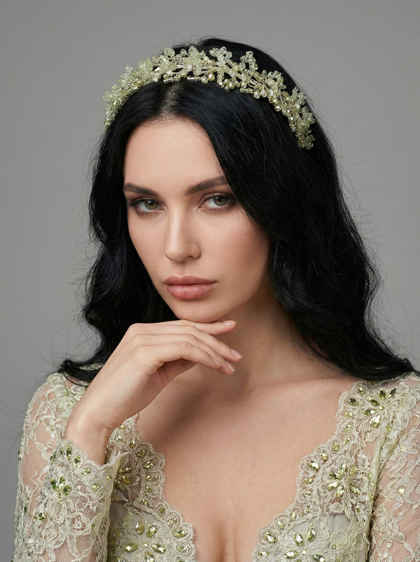 Handgefertigt mit Blumendetails Krone – elegant und romantisch Akzent