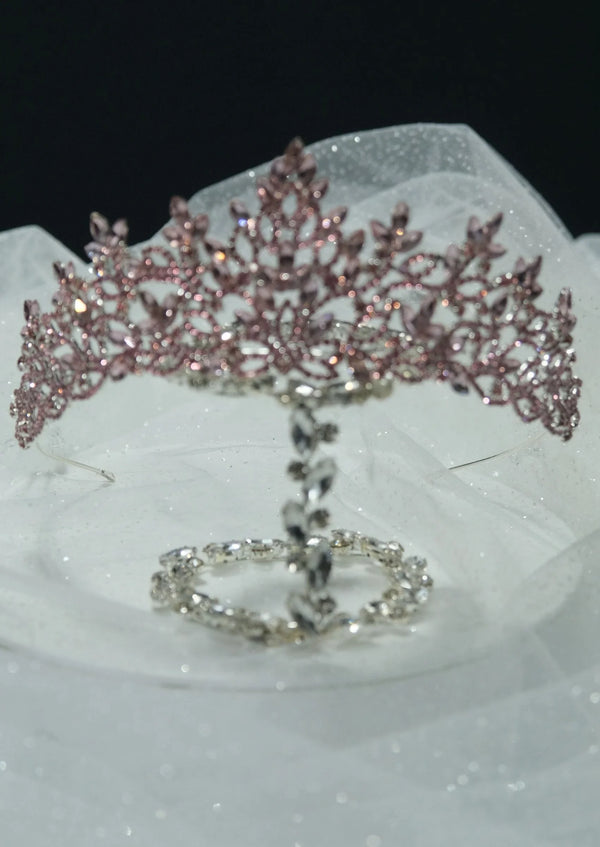 Mit Blattmotiv elegante Prinzessinnenkrone – auffällig und funkelnd Accessoire für besondere Anlässe