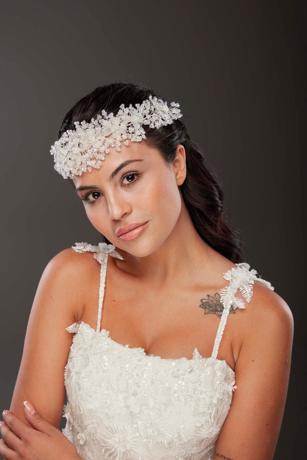Üppig Blumen und Kristall-Brautkrone – auffällig und elegant Haaraccessoire
