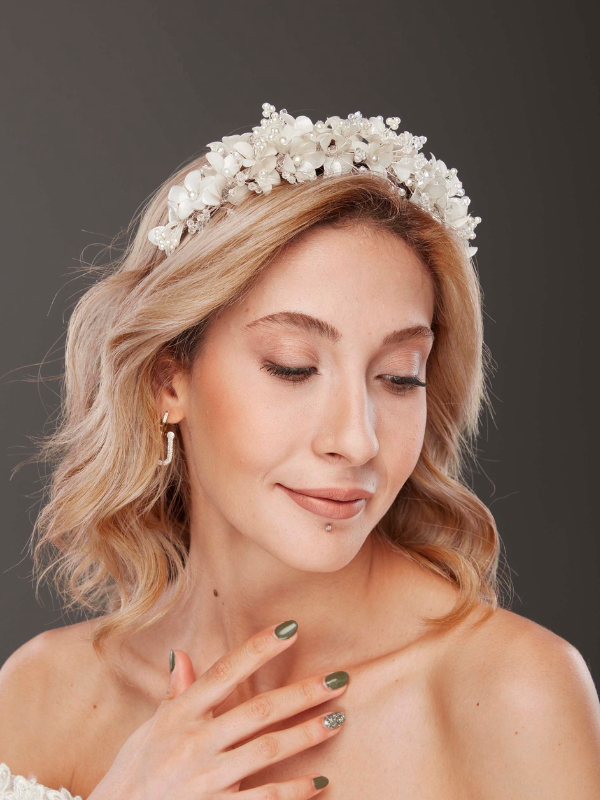 Üppig Blumen und mit Perlendetails Brautkrone – romantisch Haaraccessoire
