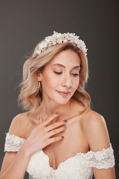 Üppig Blumen und mit Perlendetails Brautkrone – romantisch Haaraccessoire