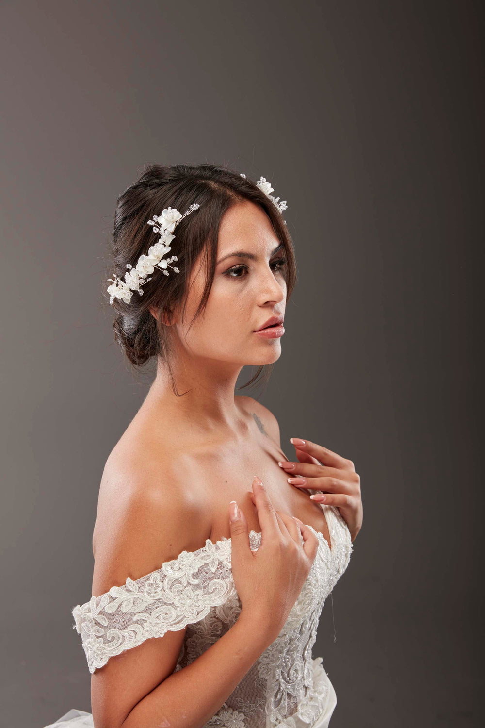 Romantisch mit Blumendetails Braut-Haaraccessoire – Perle & Kristall funkelnd, Dutt passend