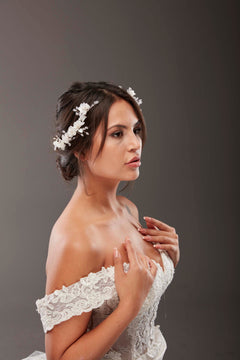 Romantisch mit Blumendetails Braut-Haaraccessoire – Perle & Kristall funkelnd, Dutt passend