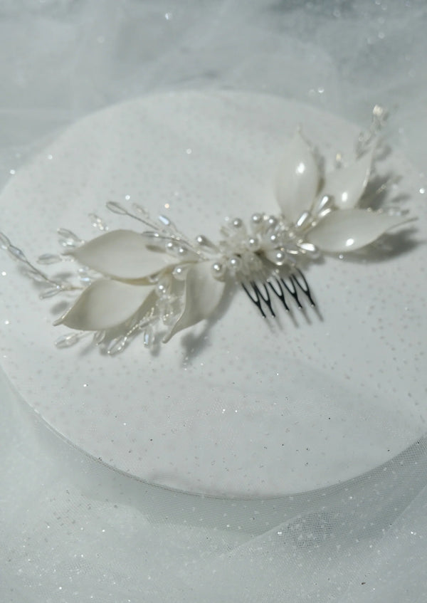Minimalistisch mit Blumen Braut Haarspange – elegant und romantisch Dutt Accessoire