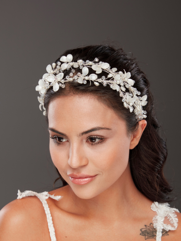 Üppig mit Blumen und mit Perlendetails Brautkrone – elegant und funkelnd Haaraccessoire