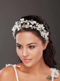 Üppig mit Blumen und mit Perlendetails Brautkrone – elegant und funkelnd Haaraccessoire