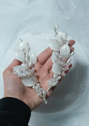 Minimalistisch mit Blumendetails Braut-Haaraccessoire – Perle & Kristall bestickt Accessoire