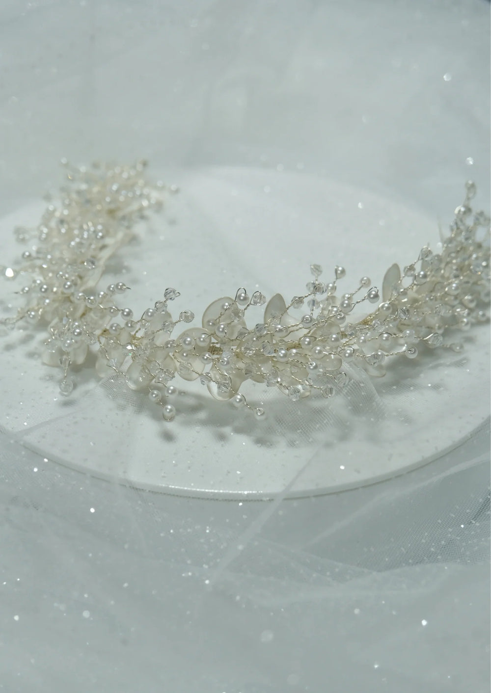 Elegant Weiß Kristall und mit Blumendetails Brautkrone