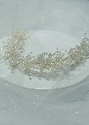 Elegant Weiß Kristall und mit Blumendetails Brautkrone