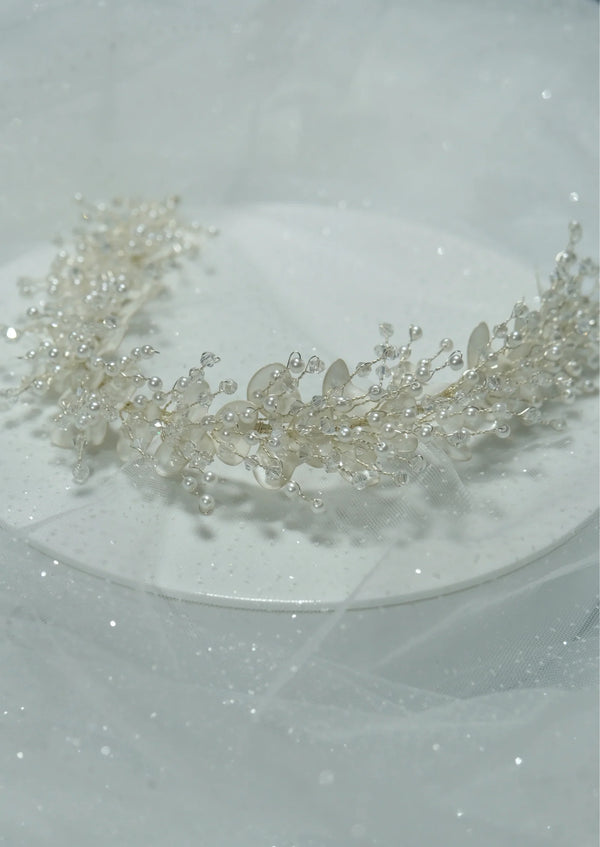 Elegant Weiß Kristall und mit Blumendetails Brautkrone