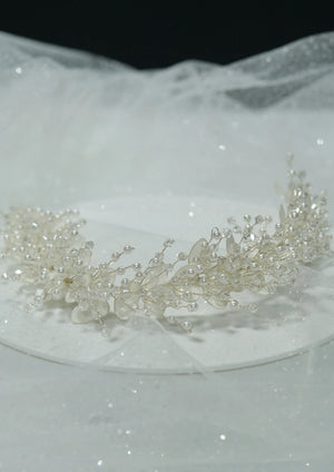 Elegant Weiß Kristall und mit Blumendetails Brautkrone