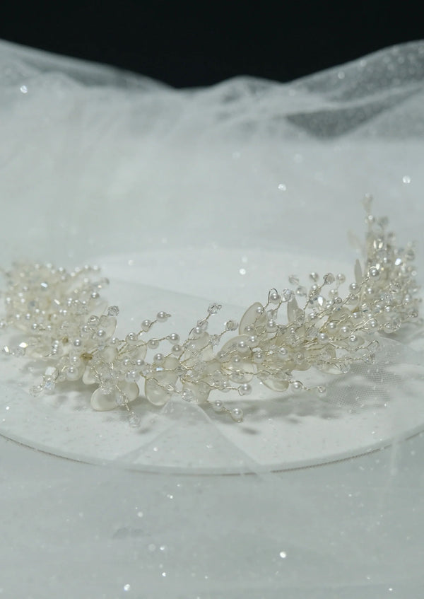 Elegant Weiß Kristall und mit Blumendetails Brautkrone