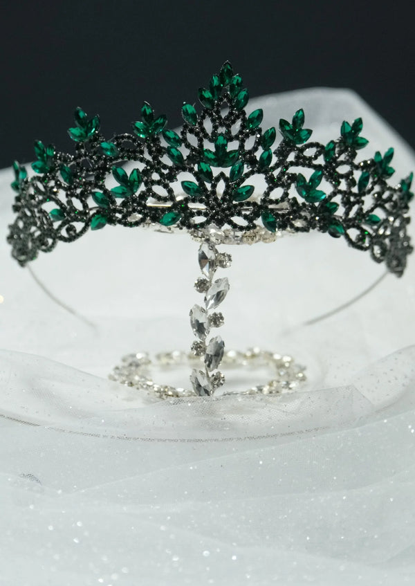 Mit Blattmotiv elegante Prinzessinnenkrone – auffällig und funkelnd Accessoire für besondere Anlässe