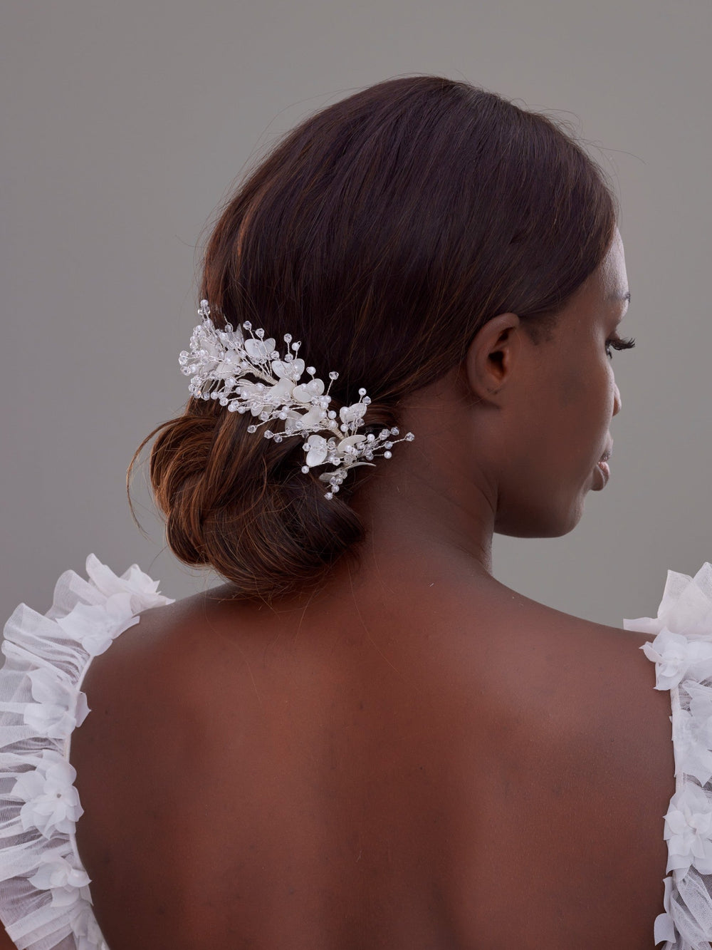 Elegant Weiß Kristall und mit Blumendetails Brautkrone