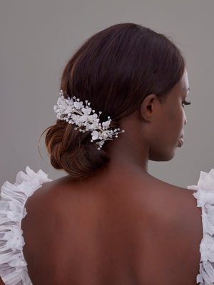 Elegant Weiß Kristall und mit Blumendetails Brautkrone
