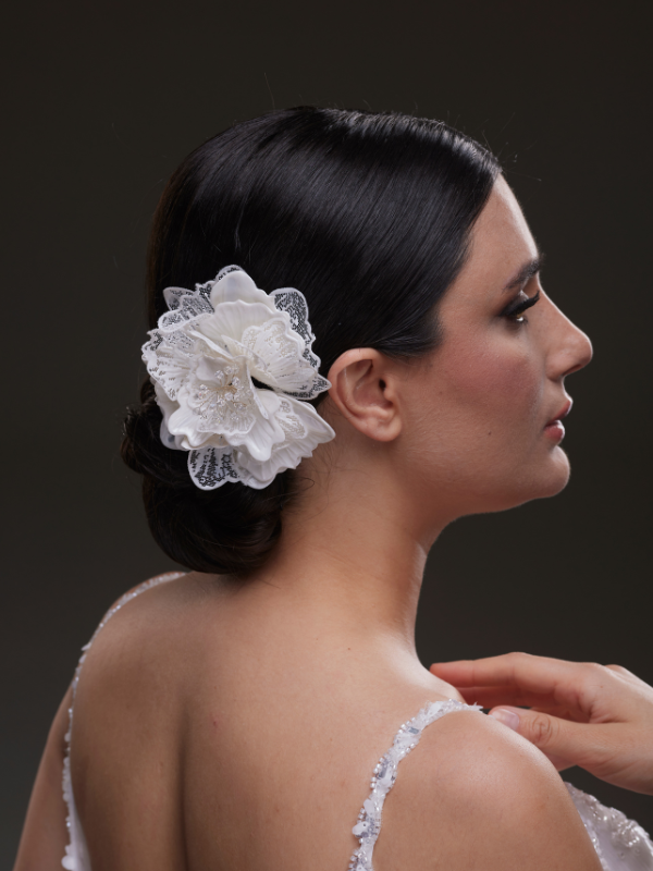 Spitze und Perlen mit Details klein weißer Blumen Braut-Haaraccessoire