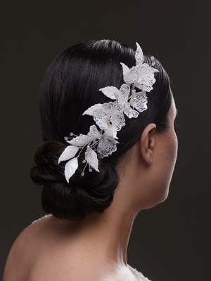 In Spitzenoptik mit Blumen Braut-Haaraccessoire