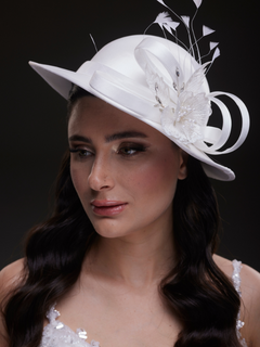 Weißer Blumen und Tüll mit Details Brauthut – Standesamt, Hochzeit und Accessoire für besondere Anlässe