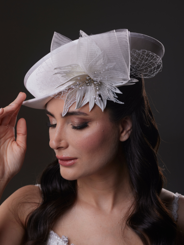 Tüll und Blumen verziert Weiß Brauthut – Standesamt, Hochzeit und besonders Anlass Hut