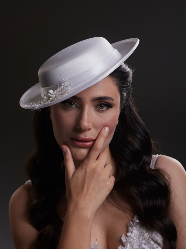 Weiß Satin Standesamt-Hut – Perle und Kristall Zweig mit Details Braut Accessoire
