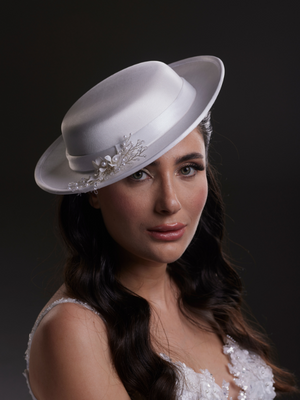Weiß Satin Standesamt-Hut – Perle und Kristall Zweig mit Details Braut Accessoire