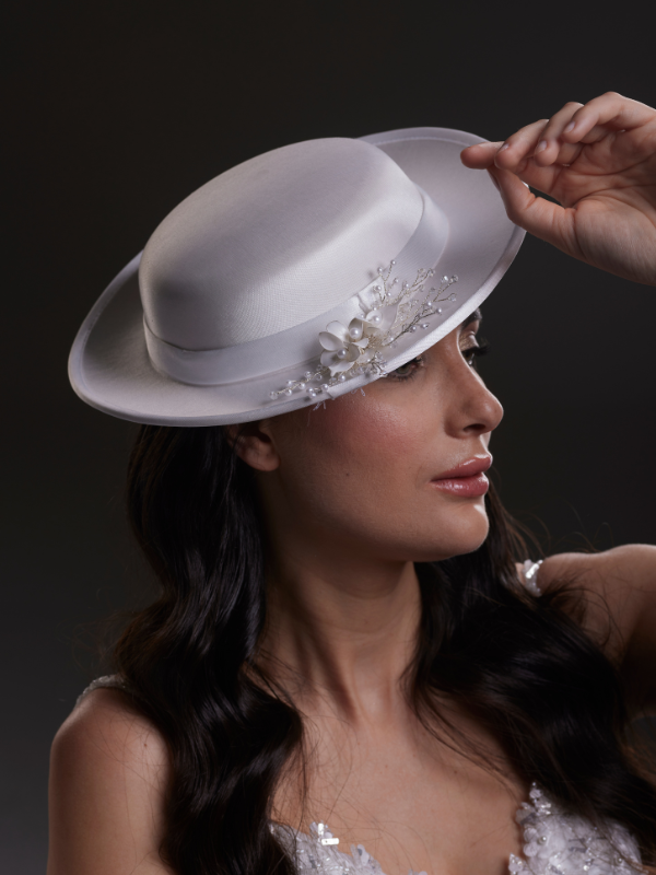 Weiß Satin Standesamt-Hut – Perle und Kristall Zweig mit Details Braut Accessoire