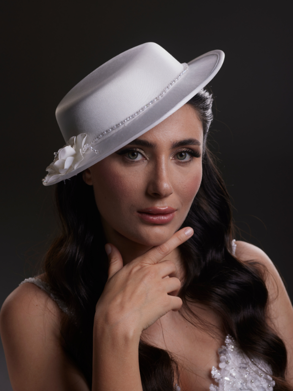 Satin Standesamt-Hut – mit Perlendetails und Blumen mit Accessoire Brauthut