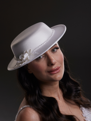 Satin Standesamt-Hut – mit Perlendetails und Blumen mit Accessoire Brauthut