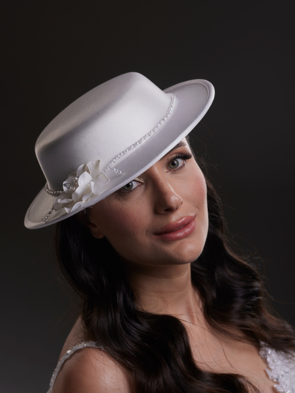 Satin Standesamt-Hut – mit Perlendetails und Blumen mit Accessoire Brauthut