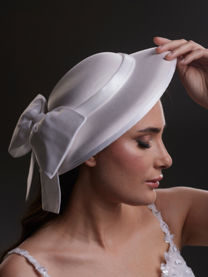 Weiß Satin breit Hut – mit großer Schleife elegant Brauthut